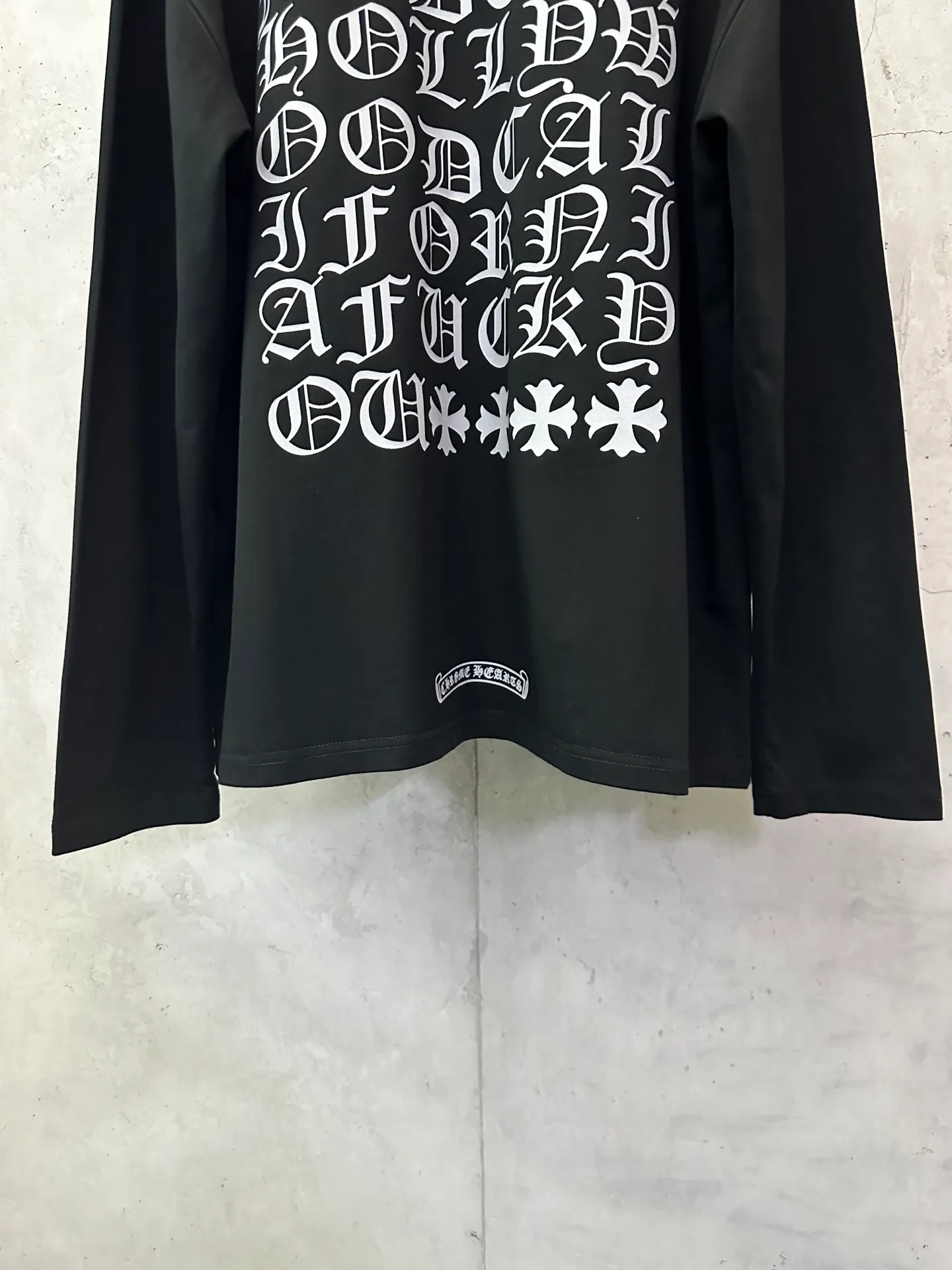 P300 Chrome Hearts 25ss classic Sanskrit gray letter round neck long-sleeved T-shirt. Fabric is high-definition, super heavyweight cotton, double yarn compact Xinjiang cotton. Weight: 320 grams. Clean cloth surface. Clear cloth texture. Tight feel. Stiff. High color fastness. No deformation. No discoloration. Customized hardware. Thread. Accessories. Matching. Same style for men and women. -Color: Black White -Size: XS S M L